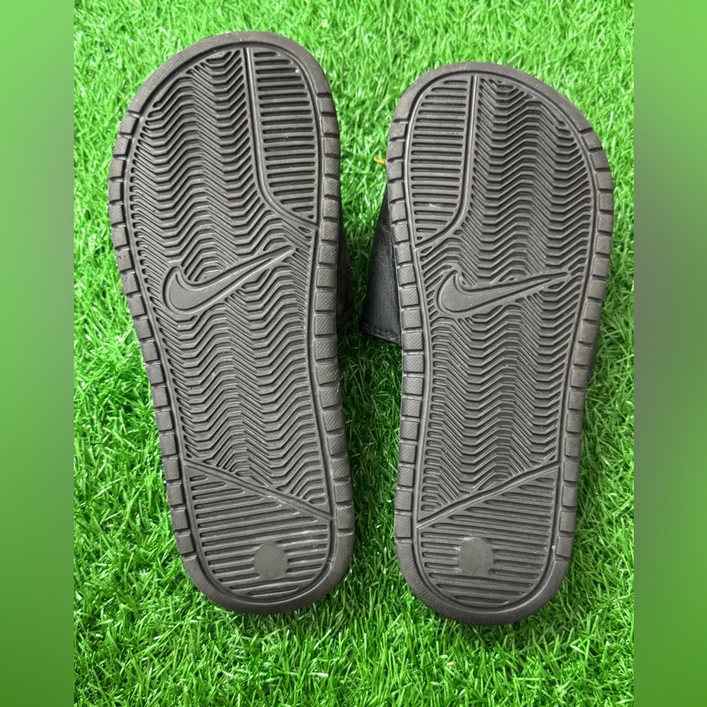 Nike‎ Women’s Black Textured Slides Size 6 - Picture 3 of 3